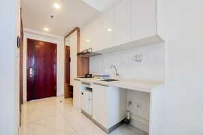 Private kitchen - New And Comfy Studio Sky House Alam Sutera Apartment (Tangerang)
