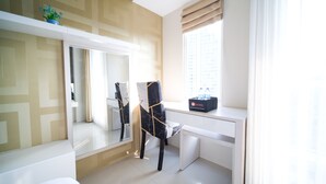 Une chambre d’hôtel moderne, dotée d’un grand miroir, d’un bureau et d’une chaise.