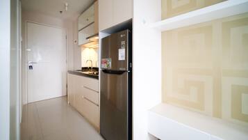 Großer Kühlschrank, Herdplatte, Reiskocher