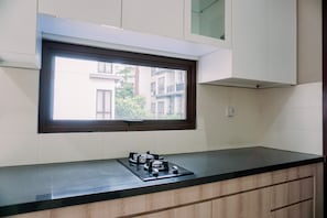 Großer Kühlschrank, Herdplatte, Reiskocher