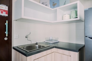 Full-sized fridge, stovetop, rice cooker