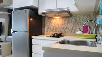 Lemari es besar, kompor, penanak nasi, dan peralatan masak/sendok-piring