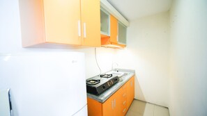 Grand réfrigérateur, plaque de cuisson, cuiseur de riz