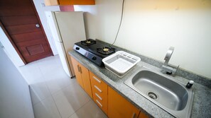 Studio | Private kitchen | Full-size fridge, stovetop, rice cooker, cookware/dishes/utensils - Strategic Studio Apartment At High Point Serviced (Surabaya)