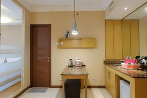 Full-size fridge, stovetop, rice cooker, cookware/dishes/utensils - Modern Studio At Apartment Grand Setiabudi (Bandung)