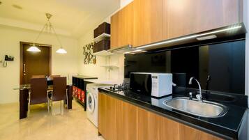 Full-sized fridge, microwave, stovetop, rice cooker