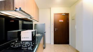 Full-sized fridge, microwave, stovetop, rice cooker