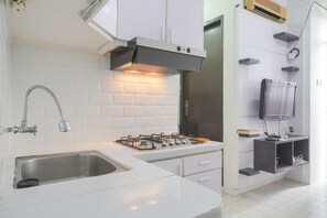 Full-size fridge, stovetop, rice cooker, cookware/dishes/utensils - Simple And Comfy 1Br Permata Eksekutif Apartment (Jakarta)