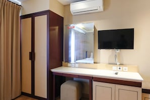 Cozy retreat with a single bed, desk, and flat-screen TV, perfect for a relaxing stay.