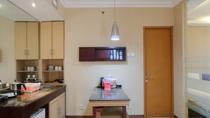 Una cocina con armarios, encimera, fregadero y microondas.