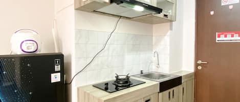 Studio | Private kitchen | Full-sized fridge, stovetop, rice cooker, cookware/dishes/utensils