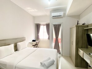 Desk, free WiFi - Best Deal And Cozy Studio At Apartment Transpark Juanda Bekasi Timur (Bekasi)