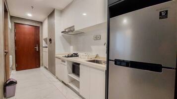 Apartment | Private kitchen | Full-size fridge, stovetop, rice cooker, cookware/dishes/utensils