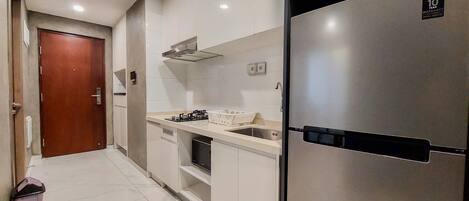 Apartemen | Dapur pribadi | Lemari es besar, kompor, penanak nasi, dan peralatan masak/sendok-piring
