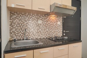 Großer Kühlschrank, Herdplatte, Reiskocher