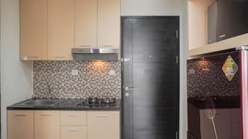 Refrigerador con congelador, parrilla de estufa y arrocera