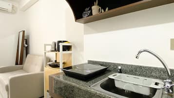 Refrigerador con freezer, placa de cocina, arrocera