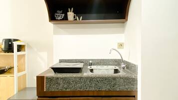 Grand réfrigérateur, plaque de cuisson, cuiseur de riz