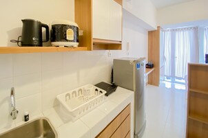 Studio | Private kitchen | Full-size fridge, stovetop, rice cooker, cookware/dishes/utensils