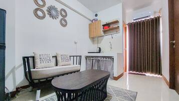 Geladeira grande, cooktop, panela elétrica de arroz