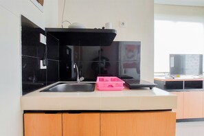 Studio | Private kitchen | Full-size fridge, stovetop, rice cooker, cookware/dishes/utensils