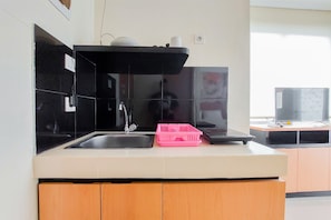 Studio | Private kitchen | Full-size fridge, stovetop, rice cooker, cookware/dishes/utensils