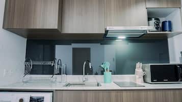 Refrigerador con freezer, placa de cocina, arrocera