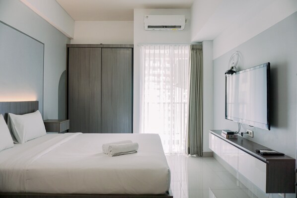Studio | Desk, free WiFi - Good Deal And Restful Studio Parkland Avenue Apartment (South Tangerang)