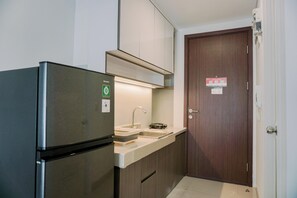Studio | Private kitchen | Full-size fridge, stovetop, rice cooker - Good Deal And Restful Studio Parkland Avenue Apartment (South Tangerang)