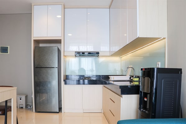 ثلاجة/مجمد بحجم كبير، موقد طهي مسطح، جهاز طهي للأرز