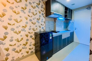 Refrigerador con freezer, placa de cocina, arrocera