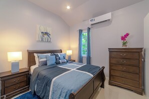 1 slaapkamer, een strijkplank/strijkijzer, wifi, beddengoed