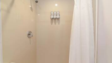 Douche, sèche-cheveux, serviettes fournies, savon