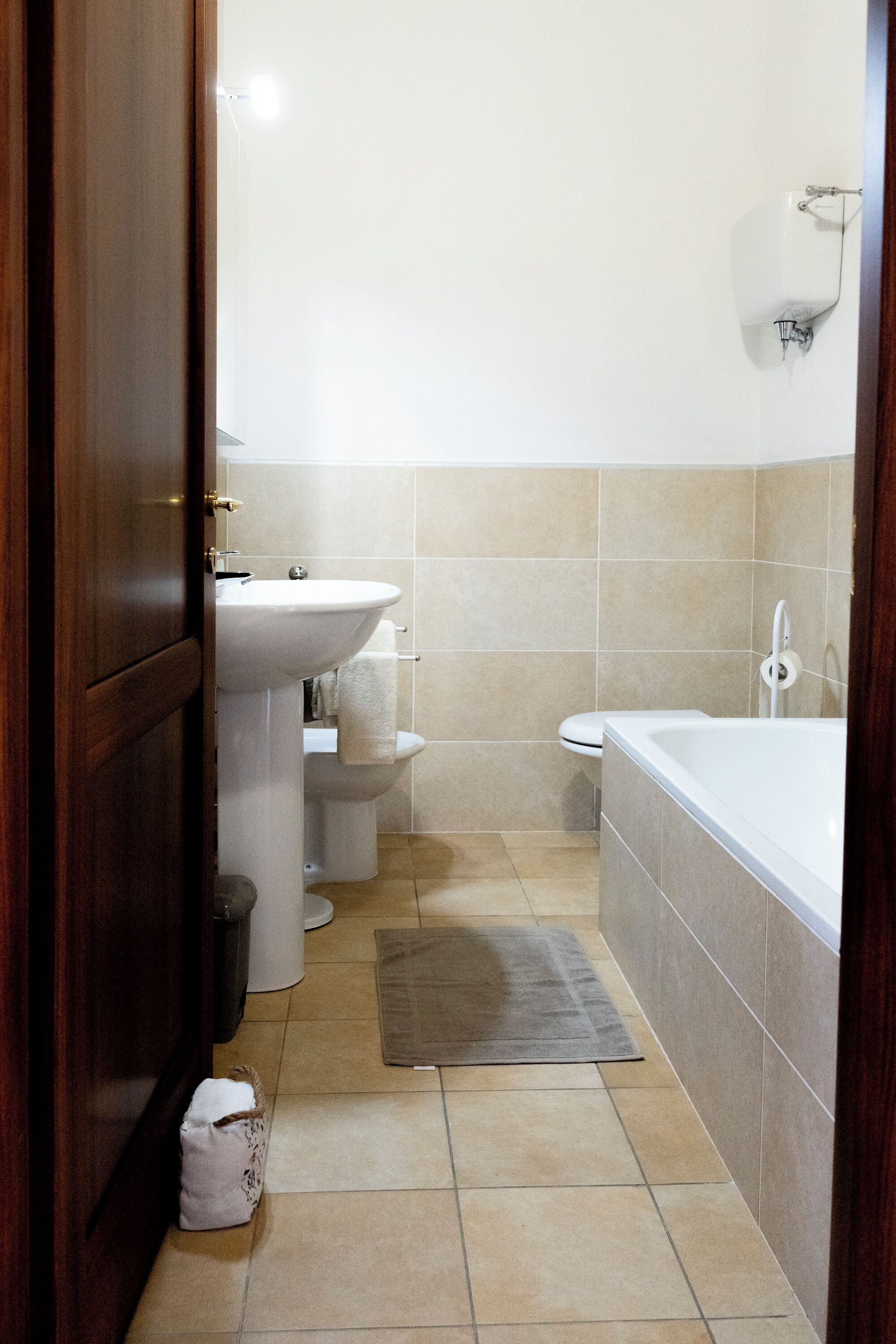 A bathroom with a sink, toilet, and bathtub.