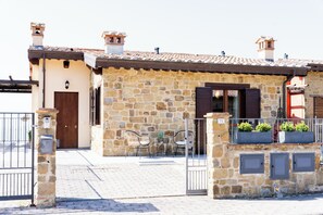 Exterior - Vacation Home La Perla del Lago-All the comfort of your own home with a lake view! (Castel Rigone)