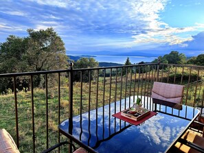 Outdoor dining - Vacation Home La Perla del Lago-All the comfort of your own home with a lake view! (Castel Rigone)