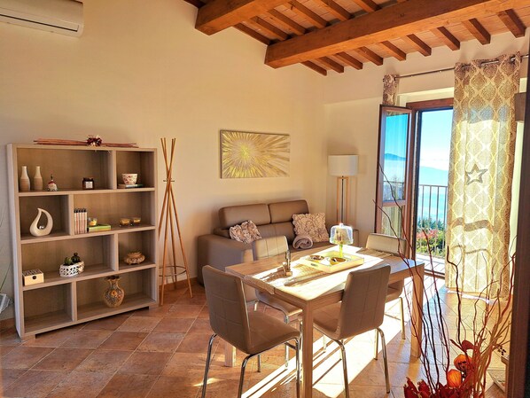 Dining - Vacation Home La Perla del Lago-All the comfort of your own home with a lake view! (Castel Rigone)