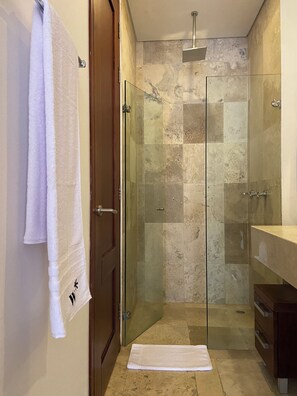 Apartment (112) | Bathroom | Shower, rainfall showerhead, hair dryer, heated floors - Wynwood Eslava in Cartagena (Cartagena)