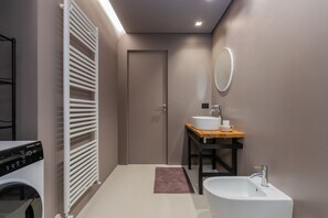 Douche, sĂšche-cheveux, bidet, serviettes fournies