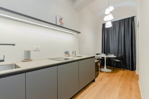 Réfrigérateur, four à micro-ondes, un four, surface de cuisson