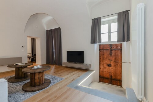 GuestHost - Comfortable and spacious apartment of about 60 m2, recently renovated, is ideal for 2 guests. The accommodation is located on the mezzanine floor of a historic building without a lift and consists of a kitchen, living room, a bedroom and a ba