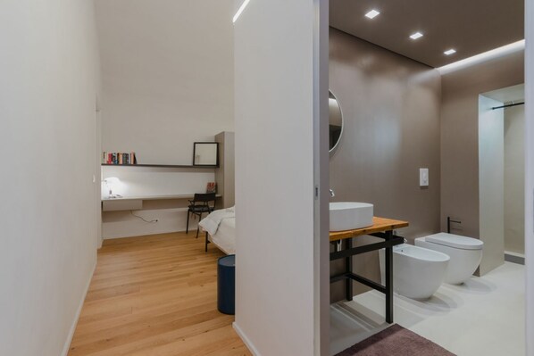 Unclassified image, 1 of 20, button - Comfortable and spacious apartment of about 60 m2, recently renovated, is ideal for 2 guests. The accommodation is located on the mezzanine floor of a historic building without a lift and consists of a kitchen, living room, a bedroom and a bathroom. We a (Asti)