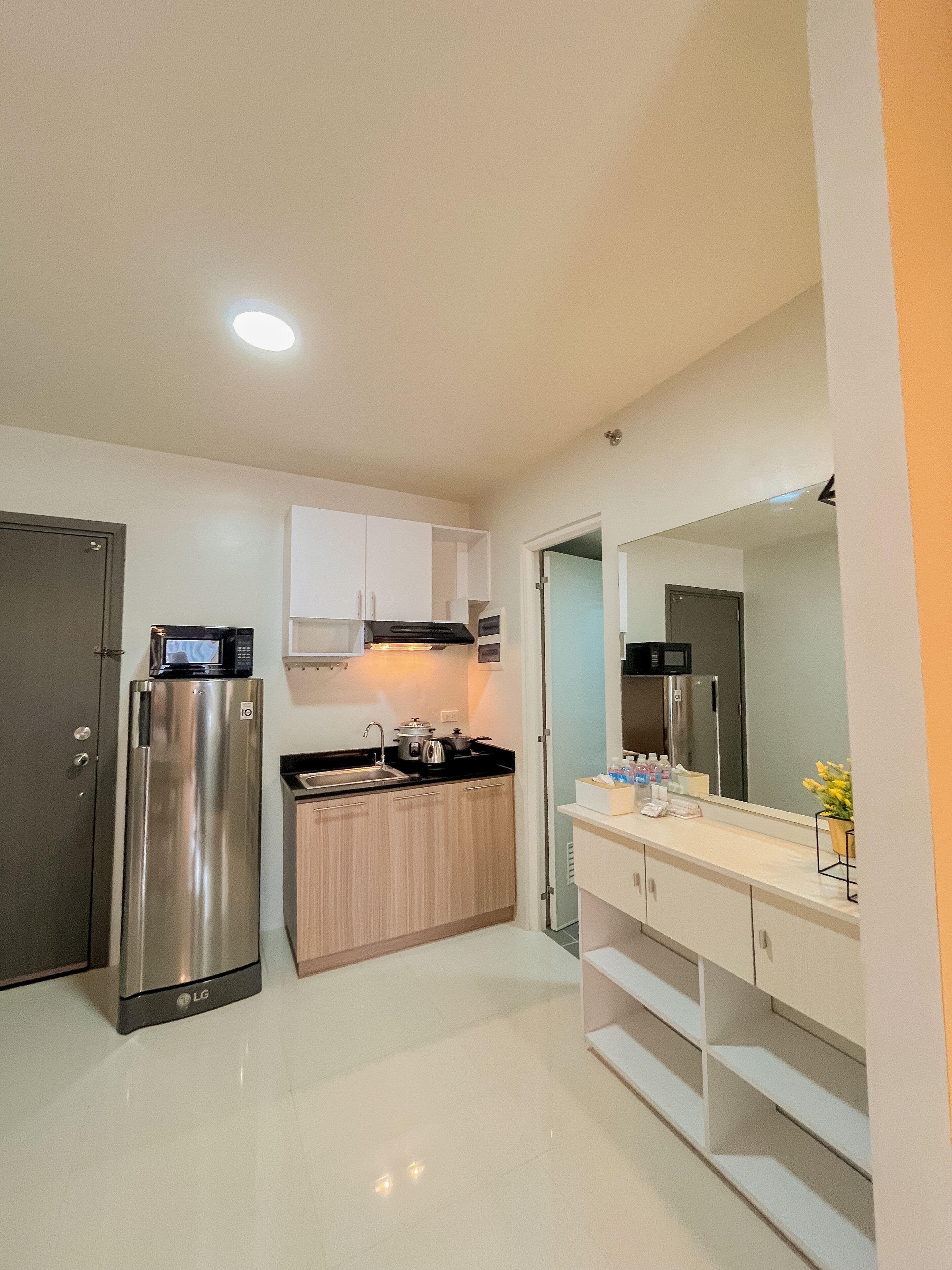 Frigorífico, microondas, placa de cocina y cafetera o tetera