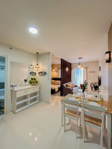 Chic Ruby Studio: Balcony, Private Pool, Gym Access