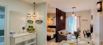 Chic Ruby Studio: Balcony, Private Pool, Gym Access