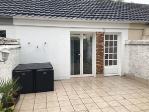 Exterior detail - Studio Tranquille. Independence, brand new, fully equipped, quiet, practical. (Maurepas)