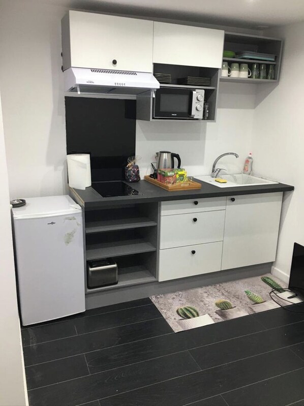 Private kitchen - Studio Tranquille. Independence, brand new, fully equipped, quiet, practical. (Maurepas)