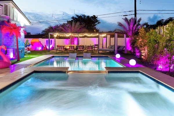 Una piscina al aire libre, una piscina climatizada