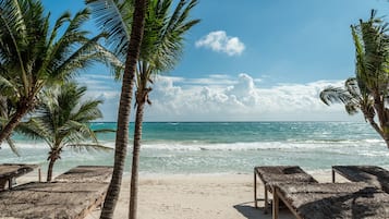 Plage privée, sable blanc, serviettes de plage