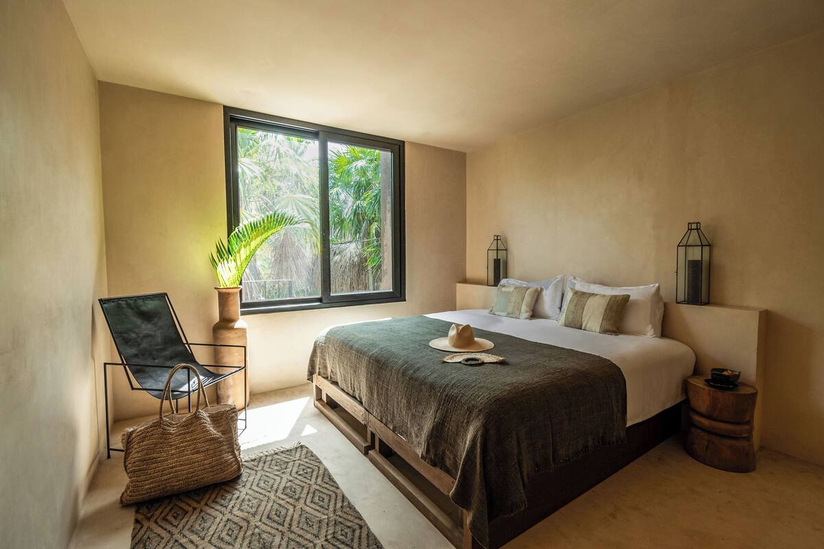 Casa Laha | Premium bedding, Select Comfort beds, in-room safe, WiFi (free)